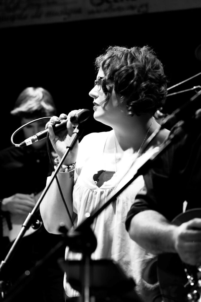 g1c70352b934f10a28fc5c0dfebd4691276baaf9a289488d19763be9884e18d3d85c9b3d86fa57a8b42dd02c528c20957d857d5bf0931ab0f577655821a9a6241_1280-7643148 women, music, concert, monochrome, talent, skill, performance